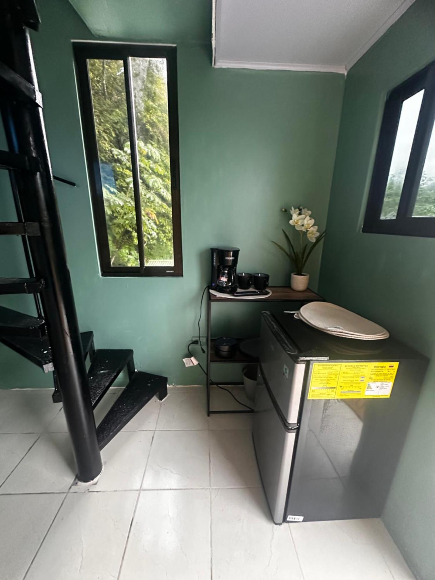 The Jungle Container Bed & Breakfast Quepos Exterior photo